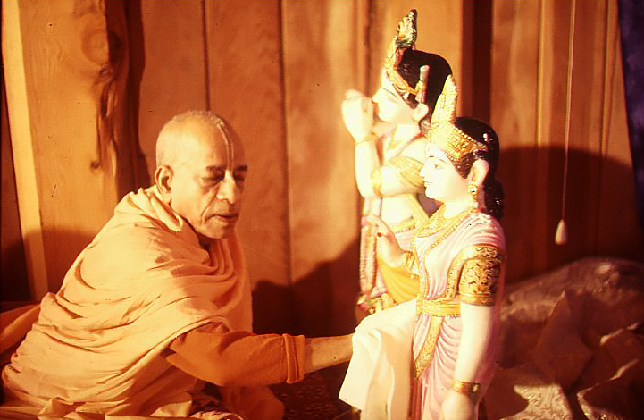 Прабхупада и Божества Шри Шри Радха Лондон-ишвара в Лондонском храме