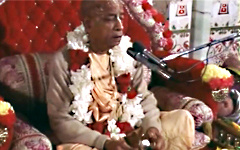 Шрила Прабхупада поёт бхаджан «Джая Радха Мадхава»