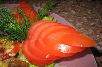 Вегетарианские украшения блюд: украшение из помидора